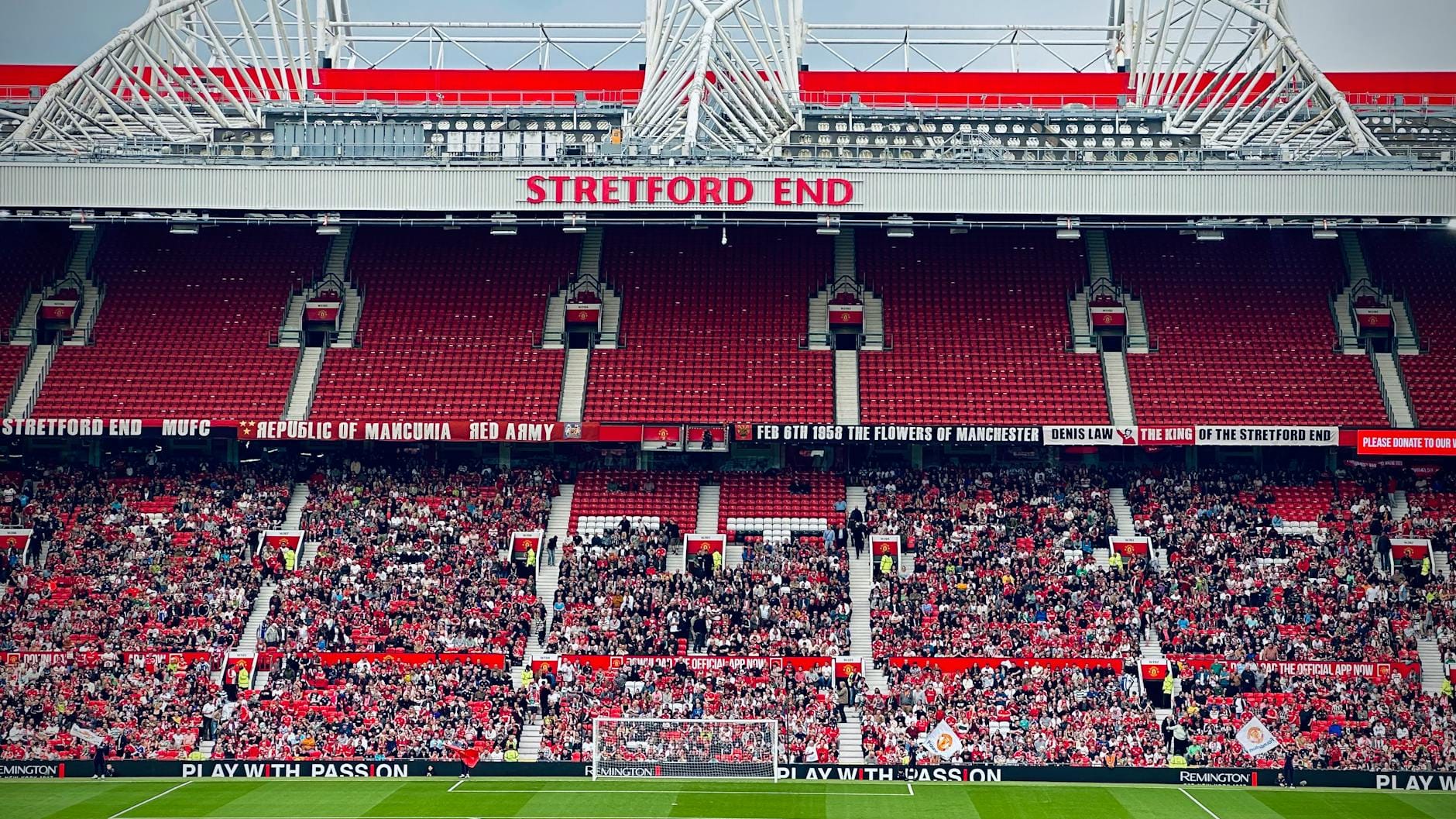 Kibice na trybunie Stretford End na stadionie w Manchesterze