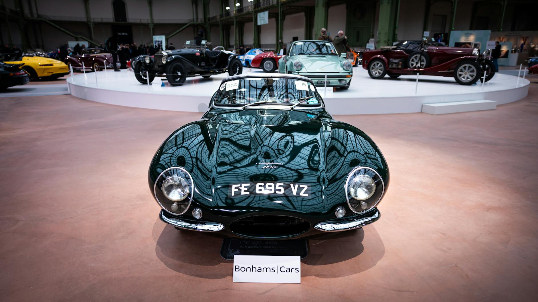 Klasyczne auto kolekcjonerskie na wystawie luksusowych samochodów