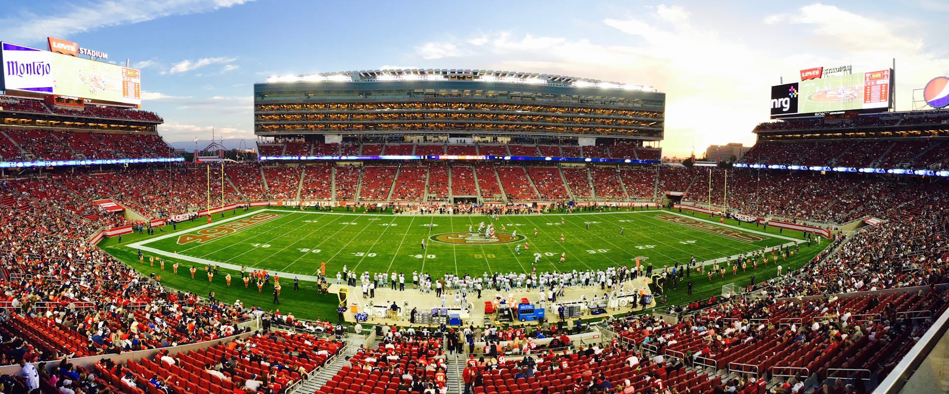 Panorama stadionu Levi’s Stadium wypełnionego kibicami o zachodzie słońca