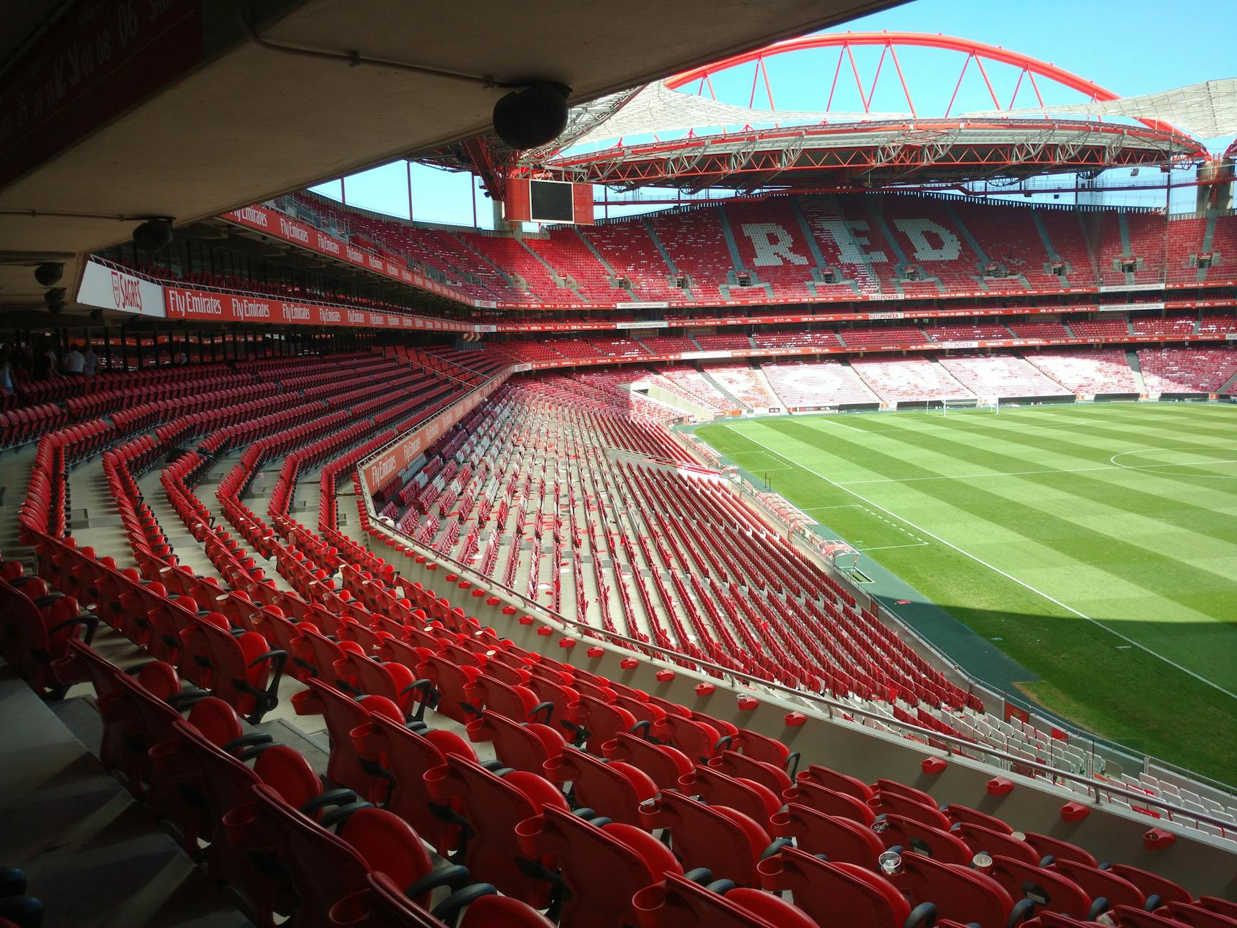 Pusty stadion Estádio da Luz w Lizbonie z widokiem na murawę i trybuny
