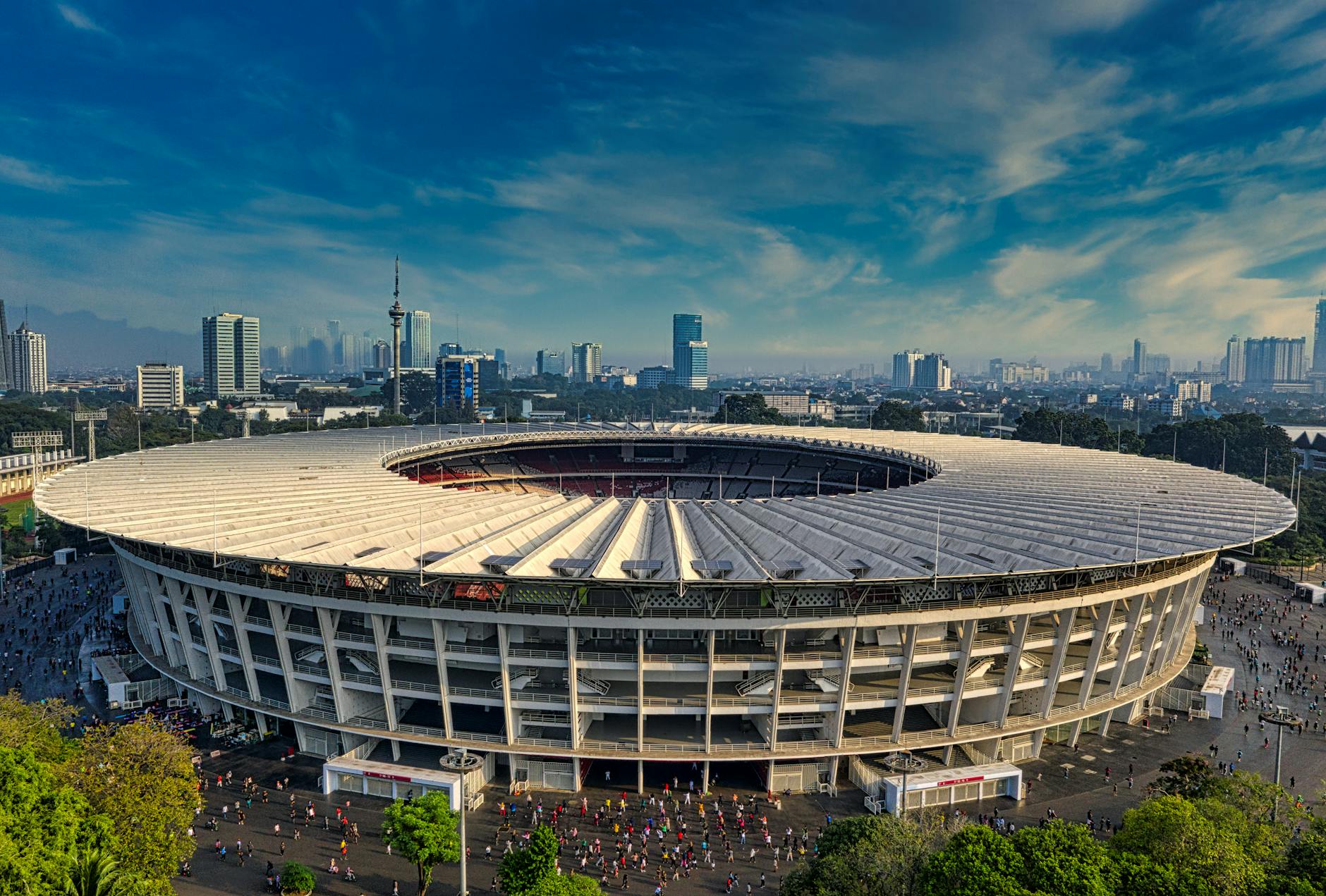 Stadion Gelora Bung Karno w Dżakarcie z lotu ptaka na tle wieżowców