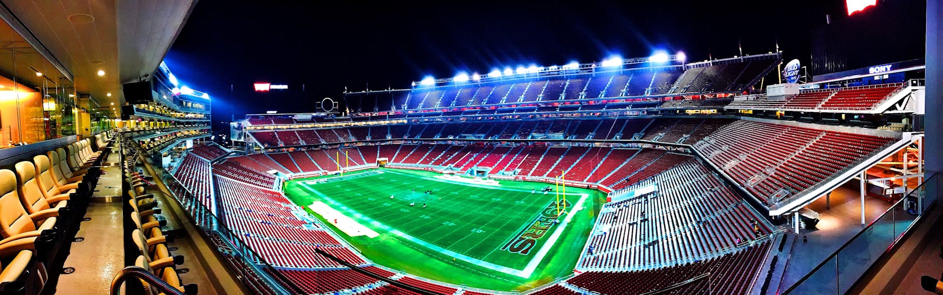 Nocna panorama oświetlonego stadionu Levi’s Stadium w Santa Clara