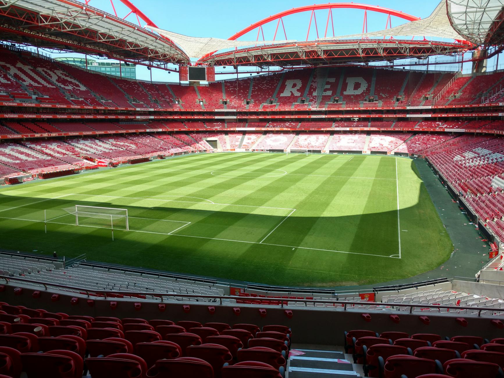 Panoramiczny widok pustego stadionu Estádio da Luz w Lizbonie