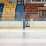 Pusta skandynawska hala z lodowiskiem i kolorowymi trybunami