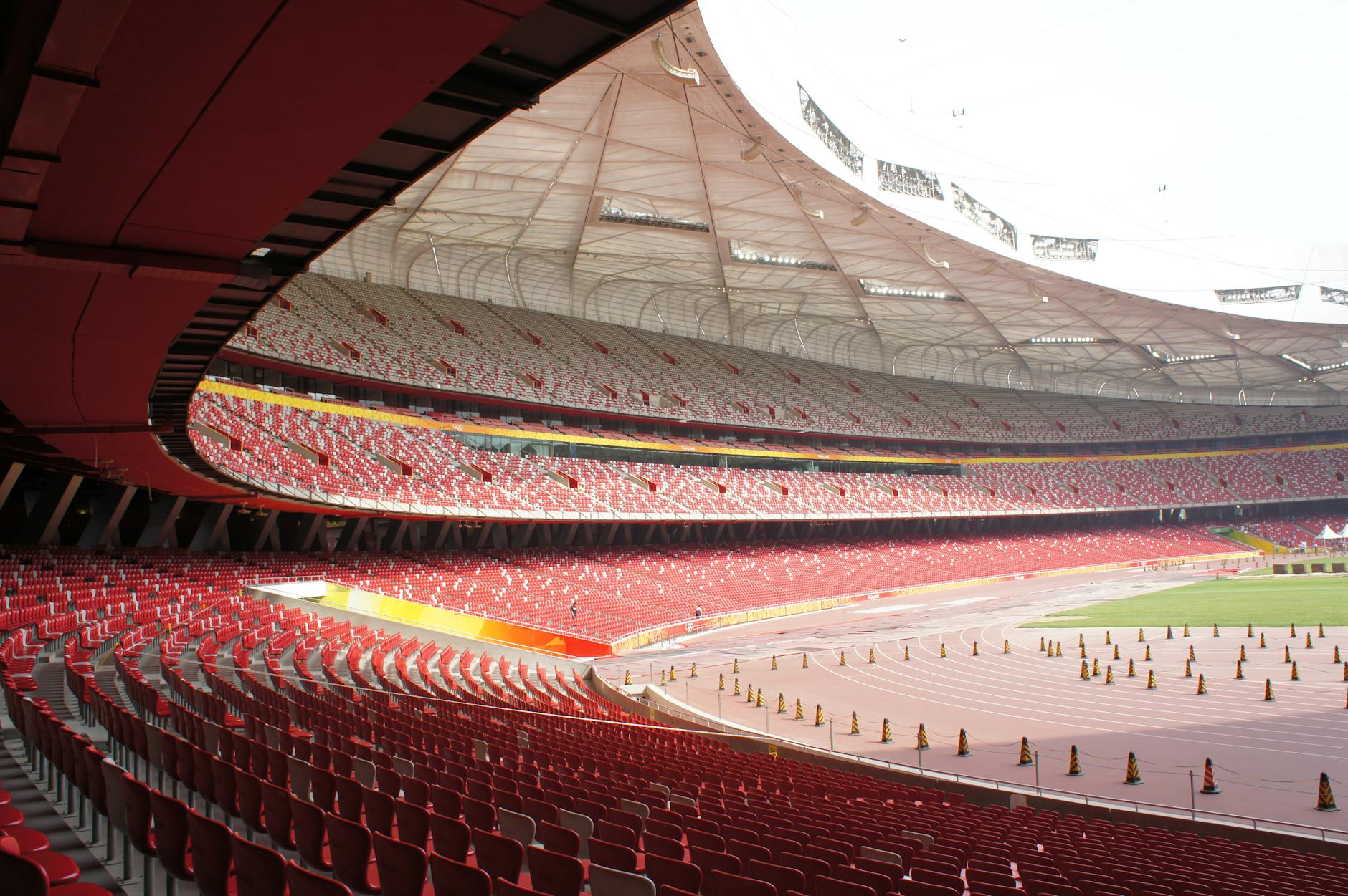Puste trybuny i panorama Stadionu Narodowego w Pekinie w świetle dnia