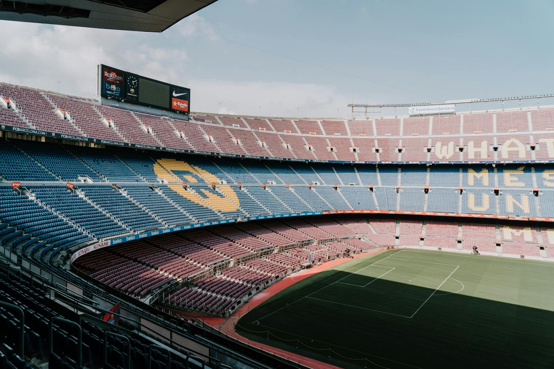 Stadion Camp Nou w Barcelonie z widokiem na murawę i trybuny