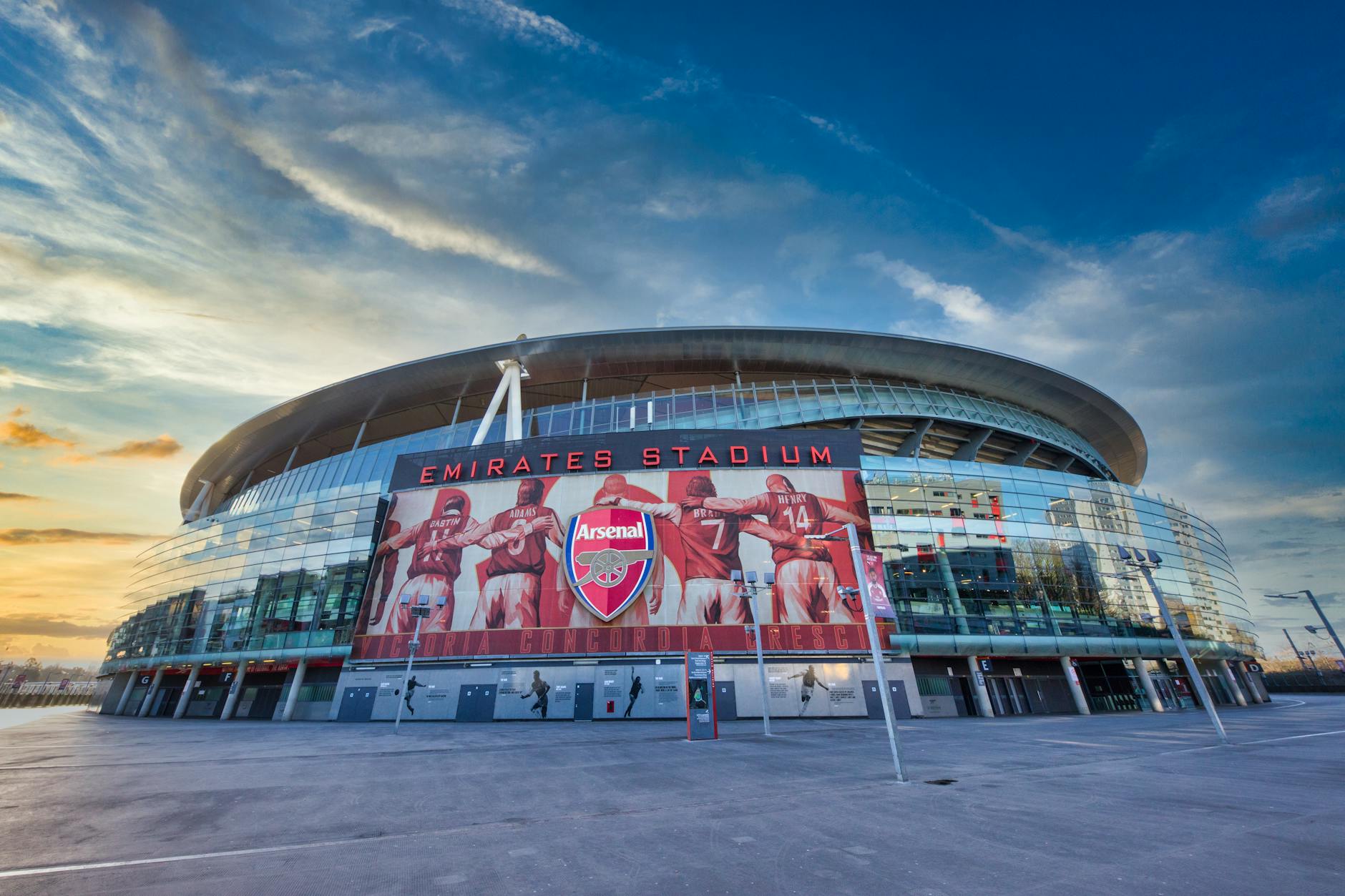 Stadion Emirates w Londynie z nowoczesną architekturą o zmierzchu