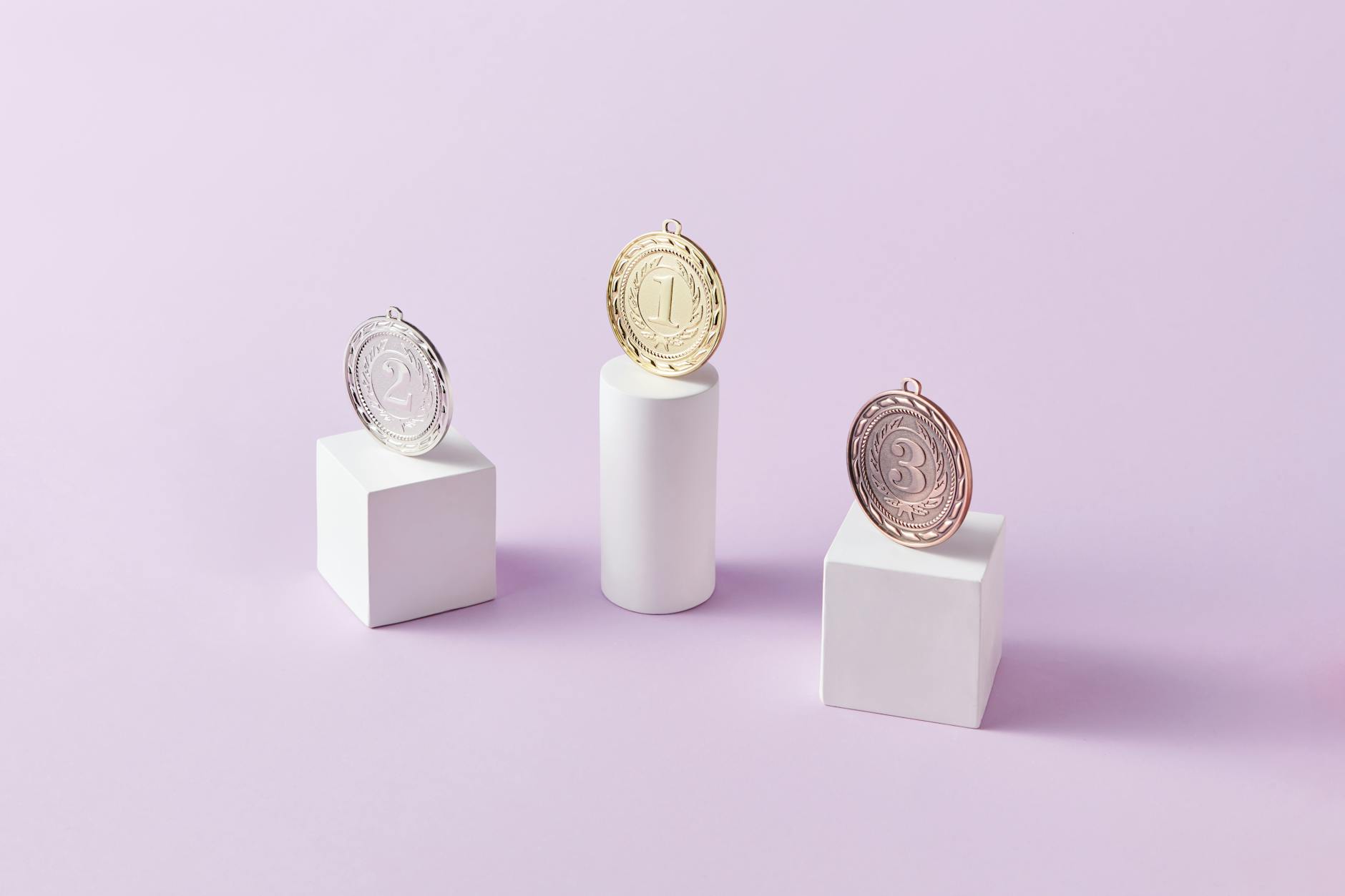 Trzy medale za 1., 2. i 3. miejsce ustawione na podium