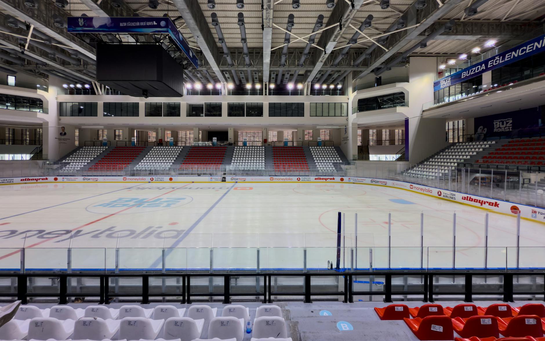 Zadaszone lodowisko z trybunami przypominające wnętrze Ergo Areny