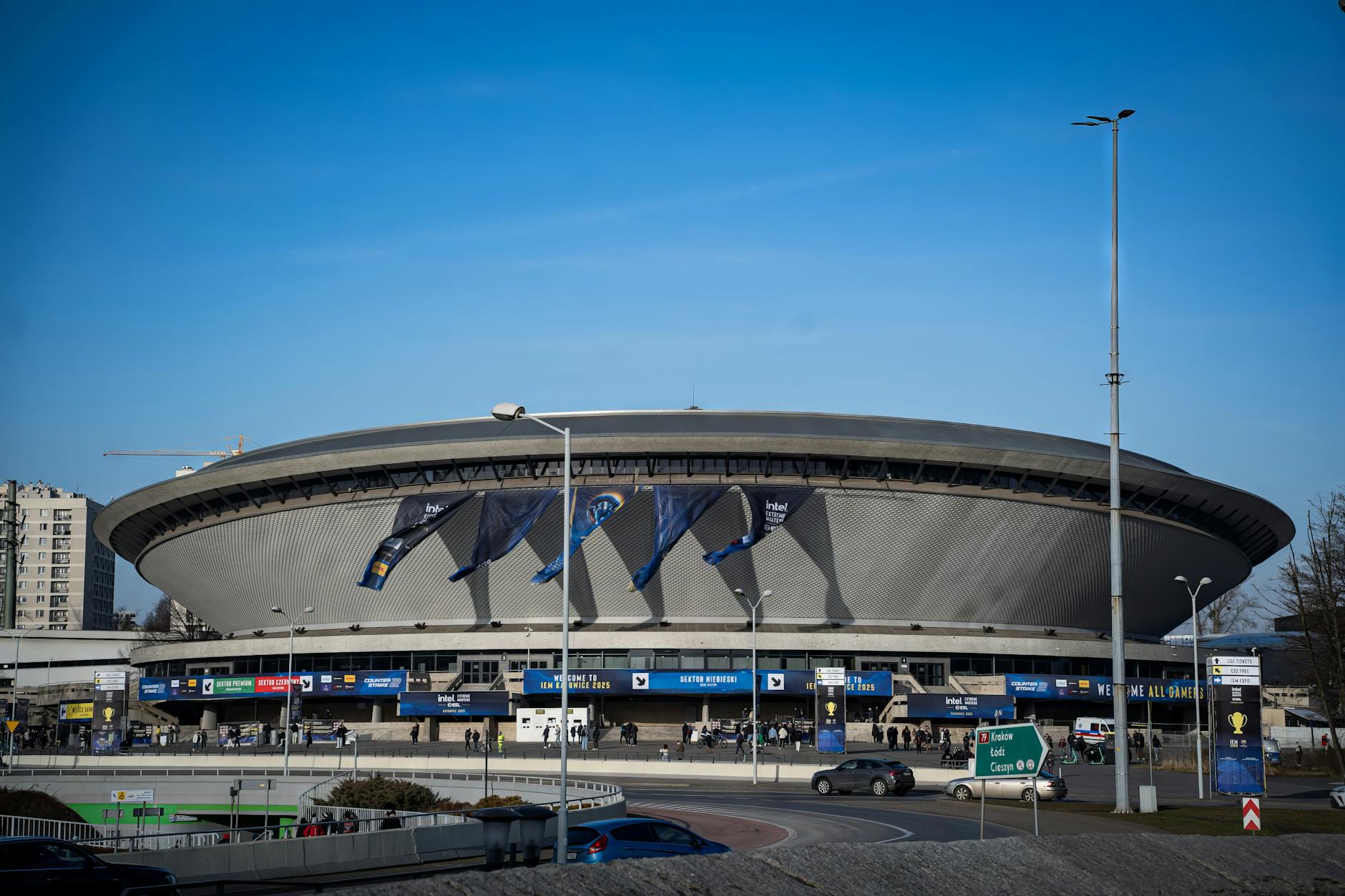 Gdzie zobaczyć największe turnieje e-sportu na arenach sportowych? Arena Spodek w Katowicach podczas barwnego turnieju e-sportowego