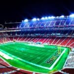 Nocna panorama oświetlonego stadionu piłkarskiego podczas wielkiego finału