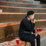 Bezpieczeństwo widzów w hali: od ewakuacji po monitoring Ochroniarz z radiem patroluje pustą halę sportową