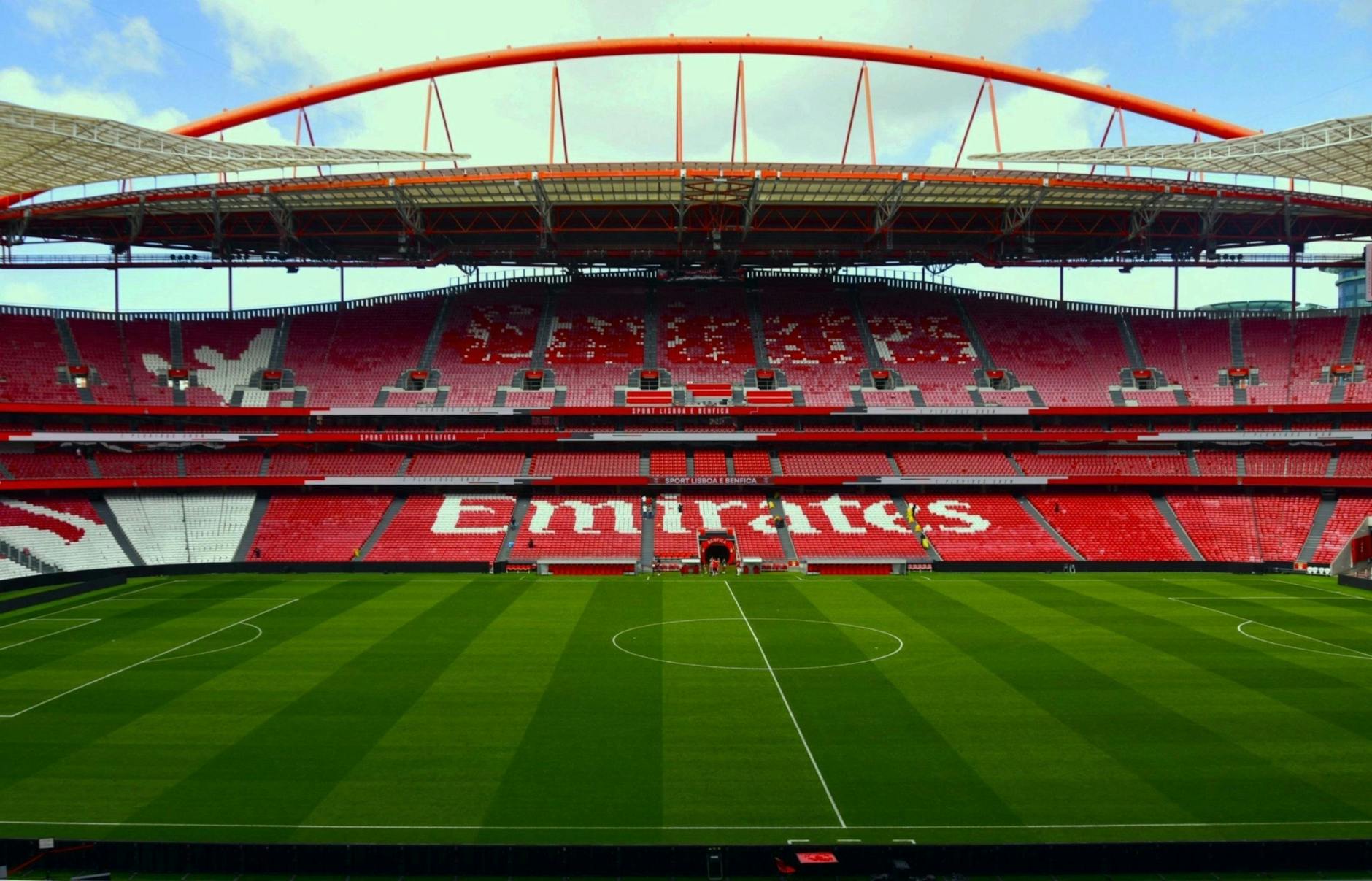 Panorama Estádio da Luz z kolorowymi trybunami i murawą