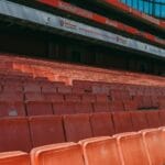 Największe koszty utrzymania stadionów: ile pochłaniają rocznie? Puste czerwone krzesełka na trybunach stadionu Emirates w Londynie