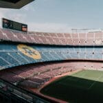 Tottenham Hotspur Stadium: technologia, murawa i NFL w Londynie Stadion piłkarski Camp Nou w Barcelonie z widokiem na murawę i trybuny