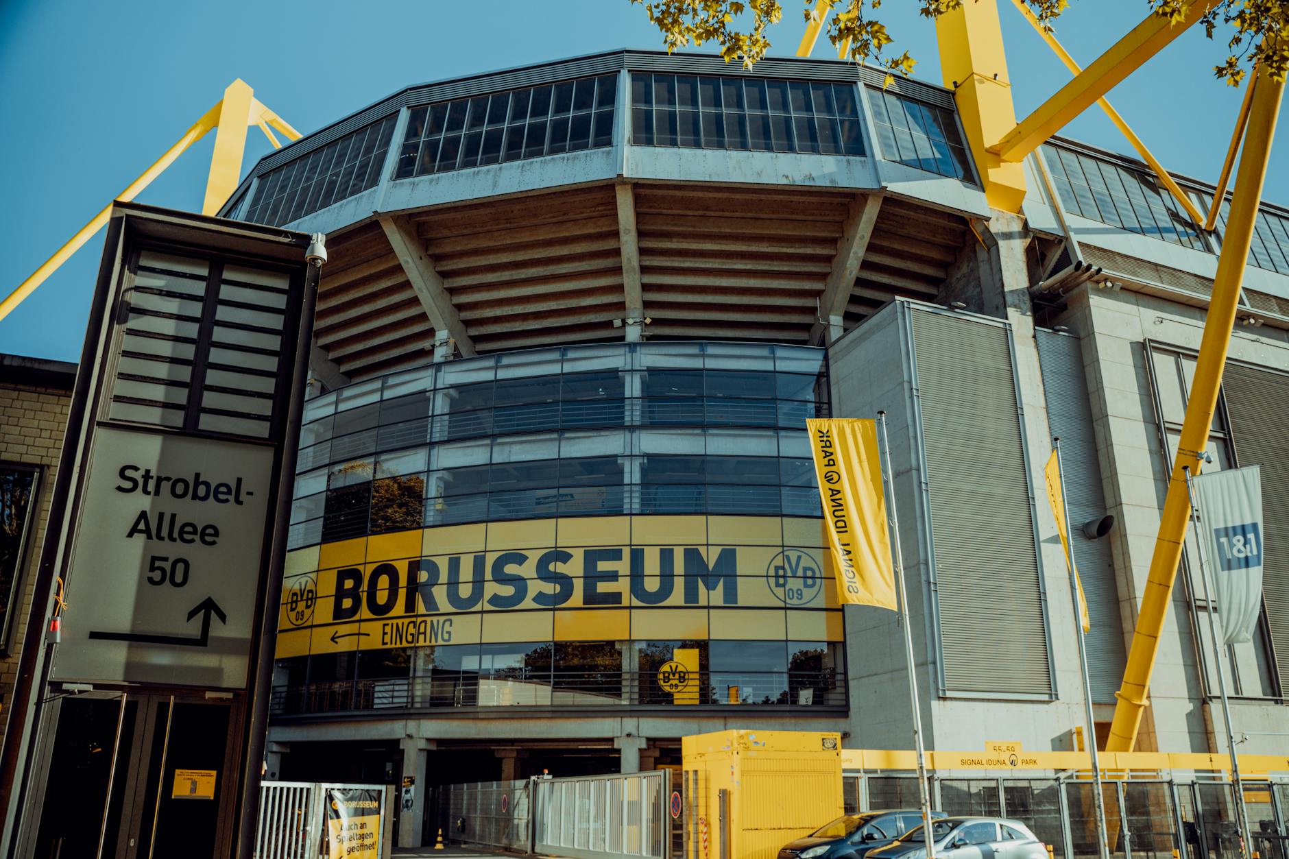 Stadion Signal Iduna Park w Dortmundzie, widok od ulicy