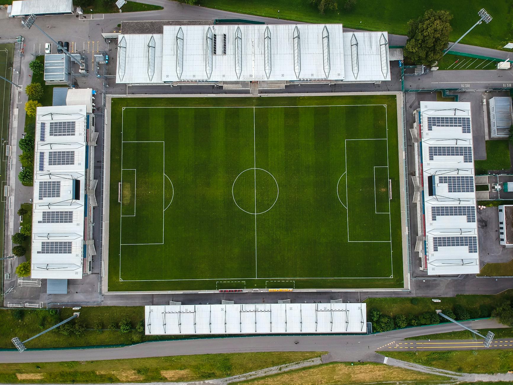 Widok z lotu ptaka nowoczesnego stadionu piłkarskiego w Liechtensteinie