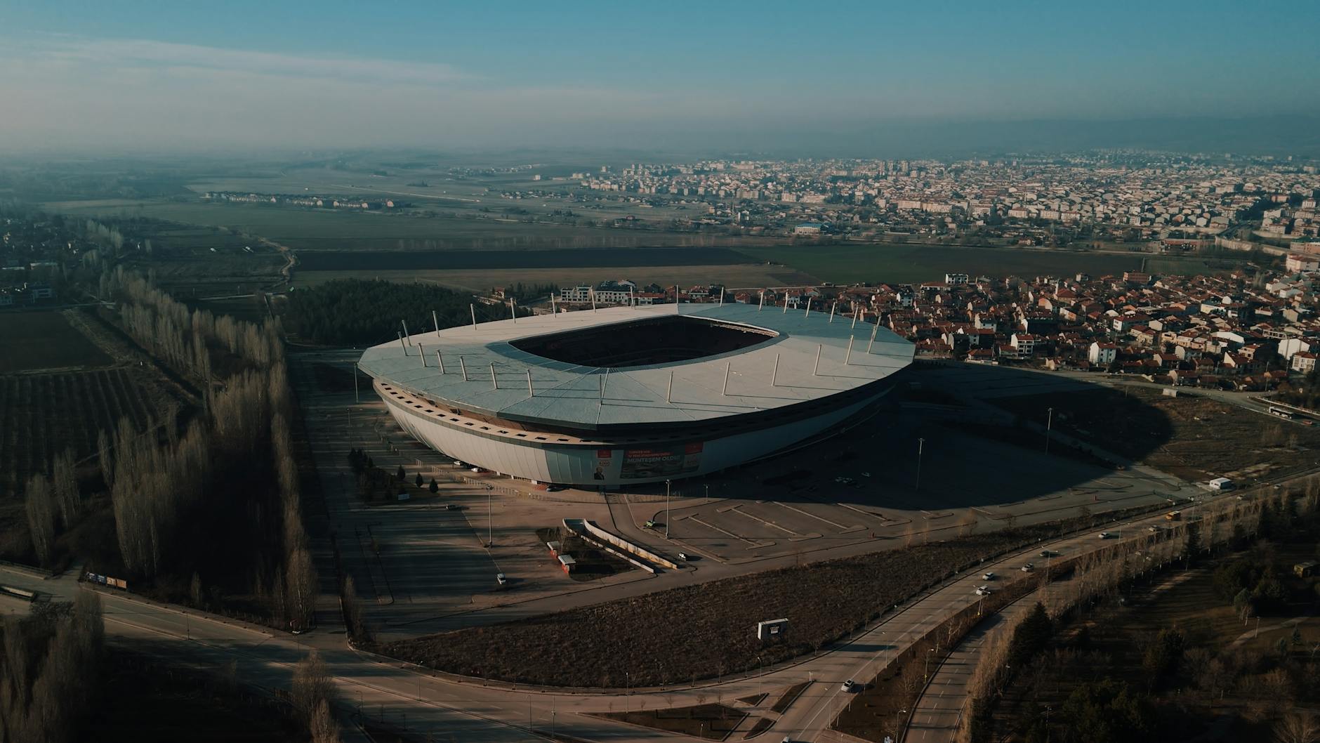 Duży stadion piłkarski pośród miasta i wzgórz w Turcji