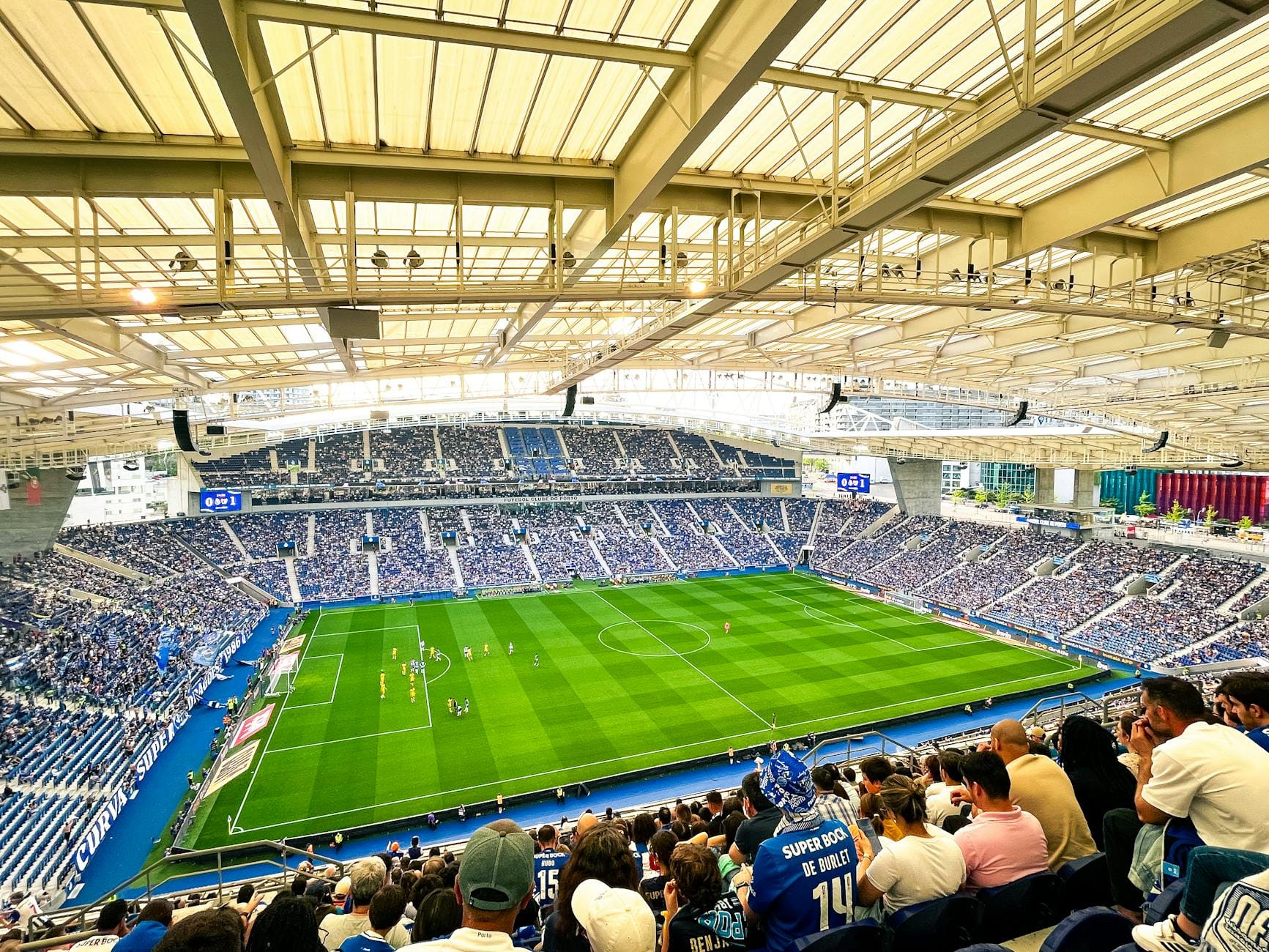 Kibice FC Porto na wypełnionym Estádio do Dragão podczas meczu