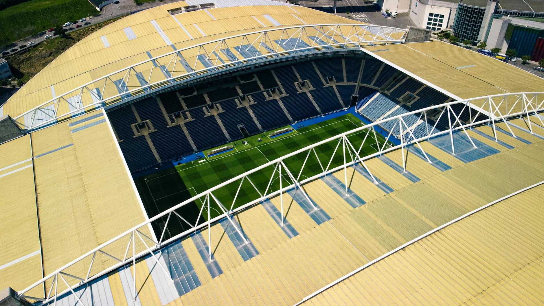 Lotniczy widok stadionu Estádio do Dragão z zadaszonymi trybunami