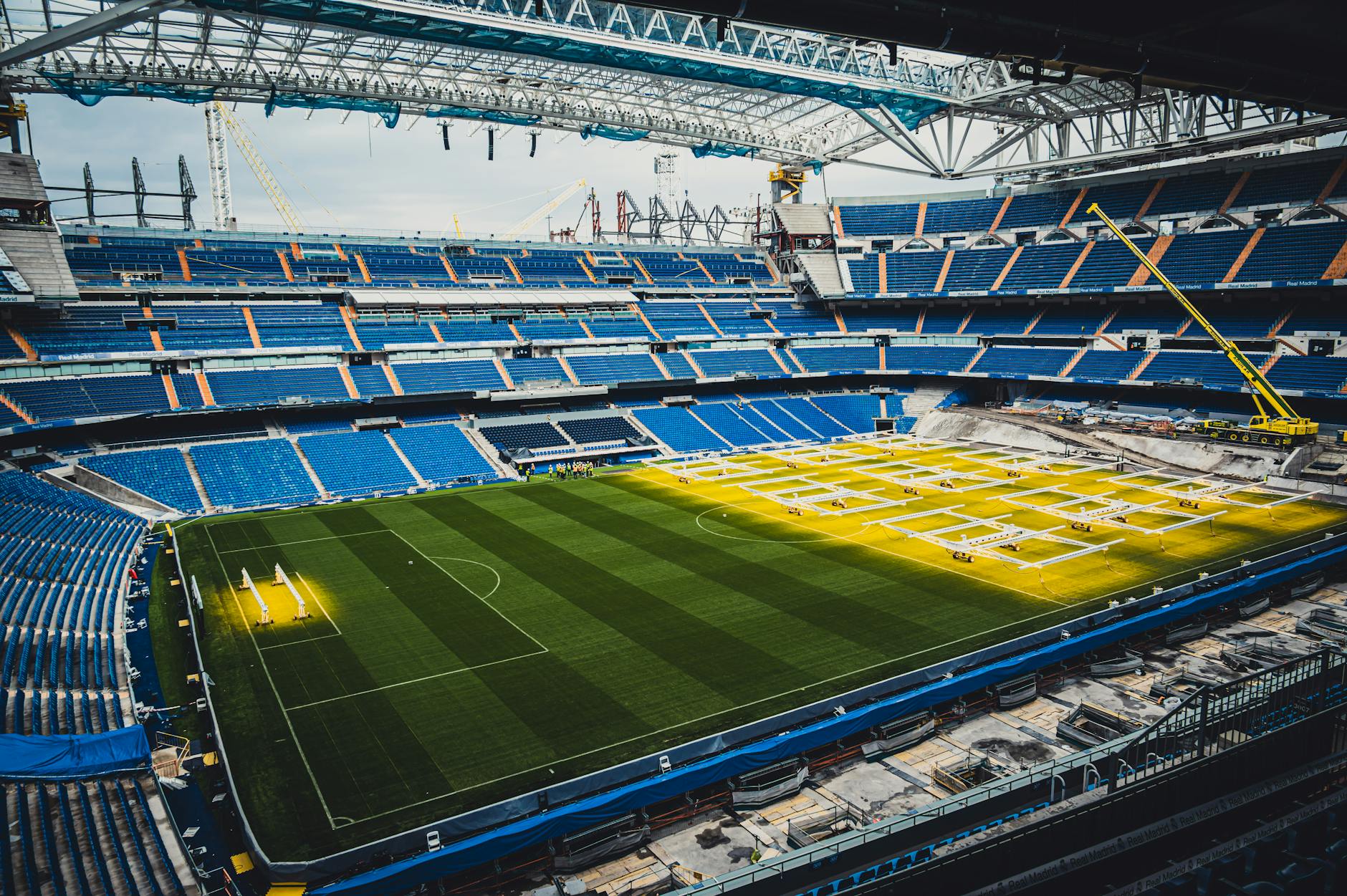 Modernizacja dachu i trybun stadionu Santiago Bernabéu z lotu ptaka