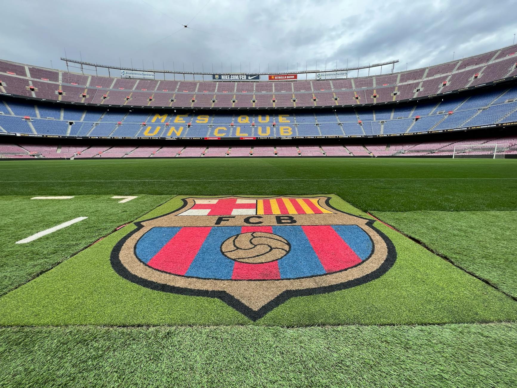 Murawa i trybuny stadionu Camp Nou, dom FC Barcelony