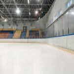 Hale sportowe w Czechach i na Słowacji: blisko, a tak różnorodnie Pusta hala z lodowiskiem i kolorowymi trybunami w Europie Środkowej