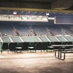 Czy stadion może być cichy? Architektura kontroli hałasu Puste trybuny stadionu Providence Park w spokojnej, cichej atmosferze