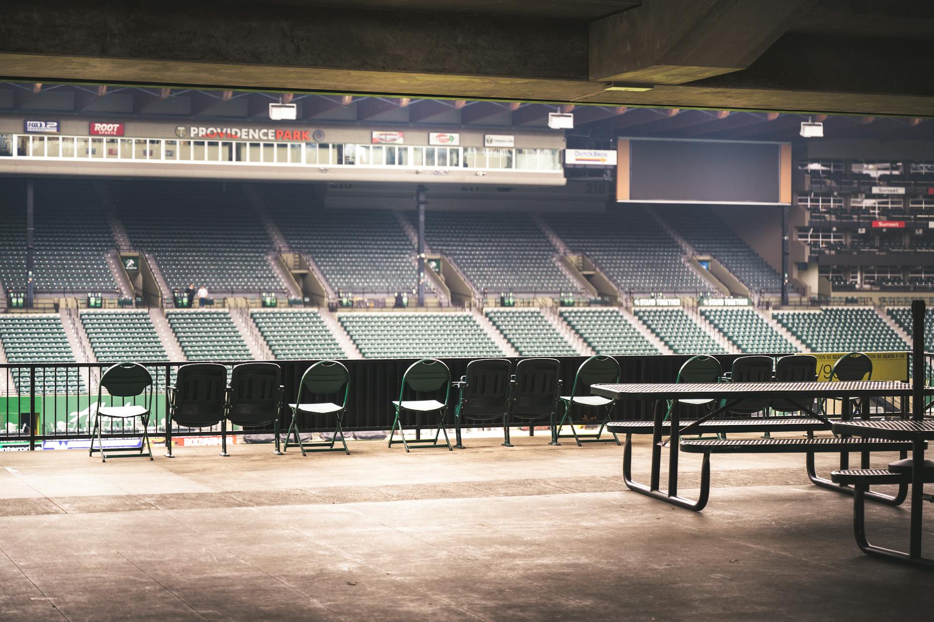 Czy stadion może być cichy? Architektura kontroli hałasu Puste trybuny stadionu Providence Park w spokojnej, cichej atmosferze