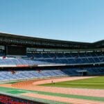 Pusty stadion Nissan w Jokohamie przy bezchmurnym, błękitnym niebie