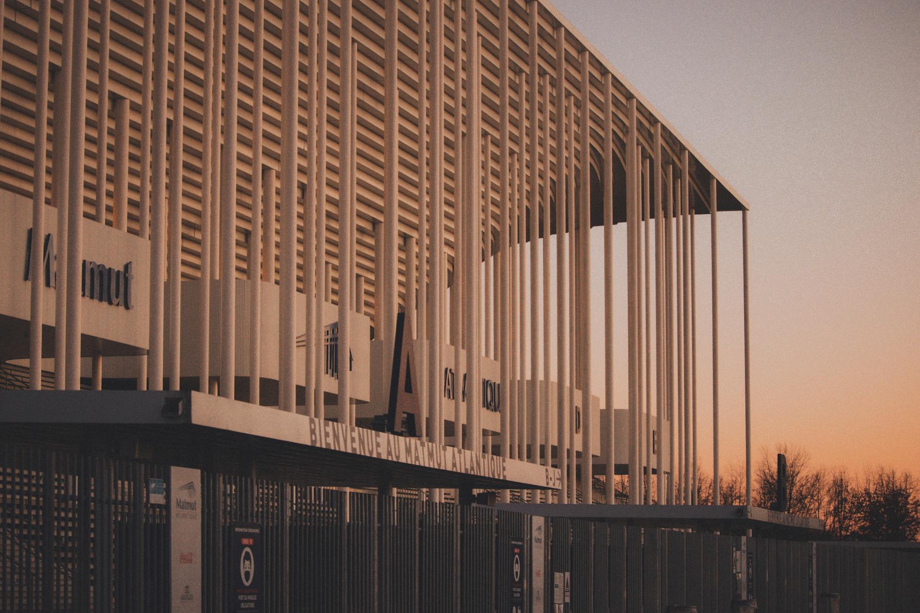 Stadion Matmut Atlantique o zachodzie słońca, nowoczesna fasada i wejścia