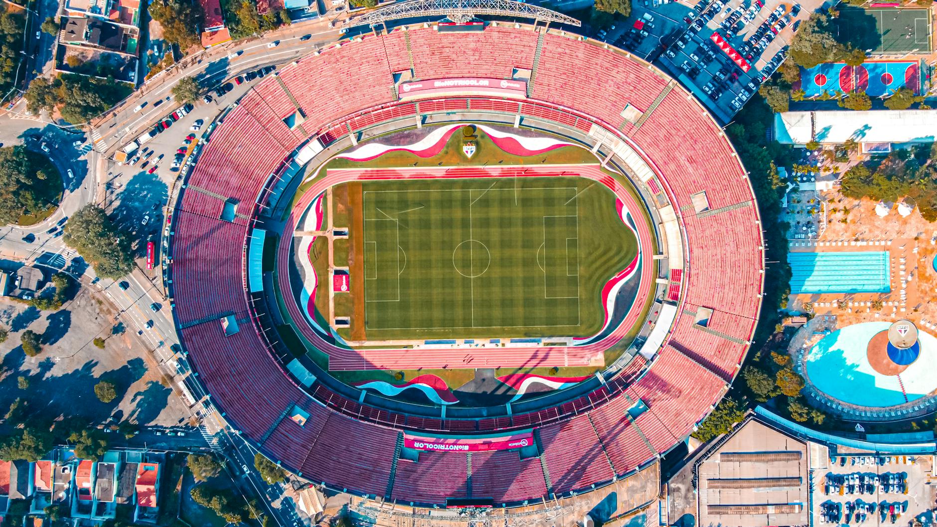 Stadion Morumbi w São Paulo z lotu ptaka, zielona murawa i czerwone trybuny