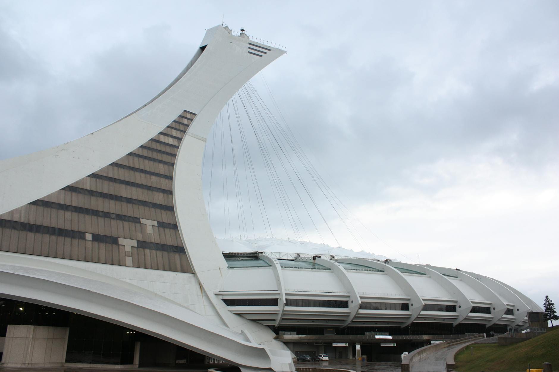 Stadion Olimpijski w Montrealu z charakterystyczną wieżą na tle chmur