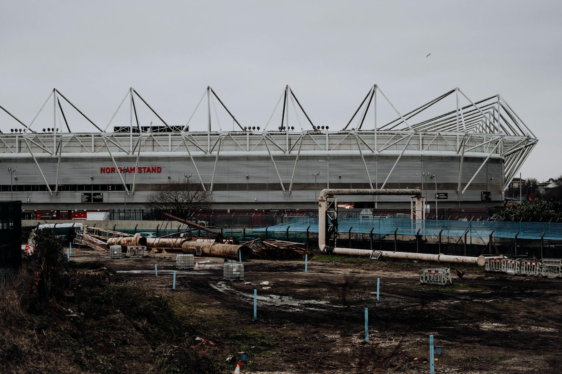 Stadion piłkarski w Southampton widziany znad pobliskiego placu budowy