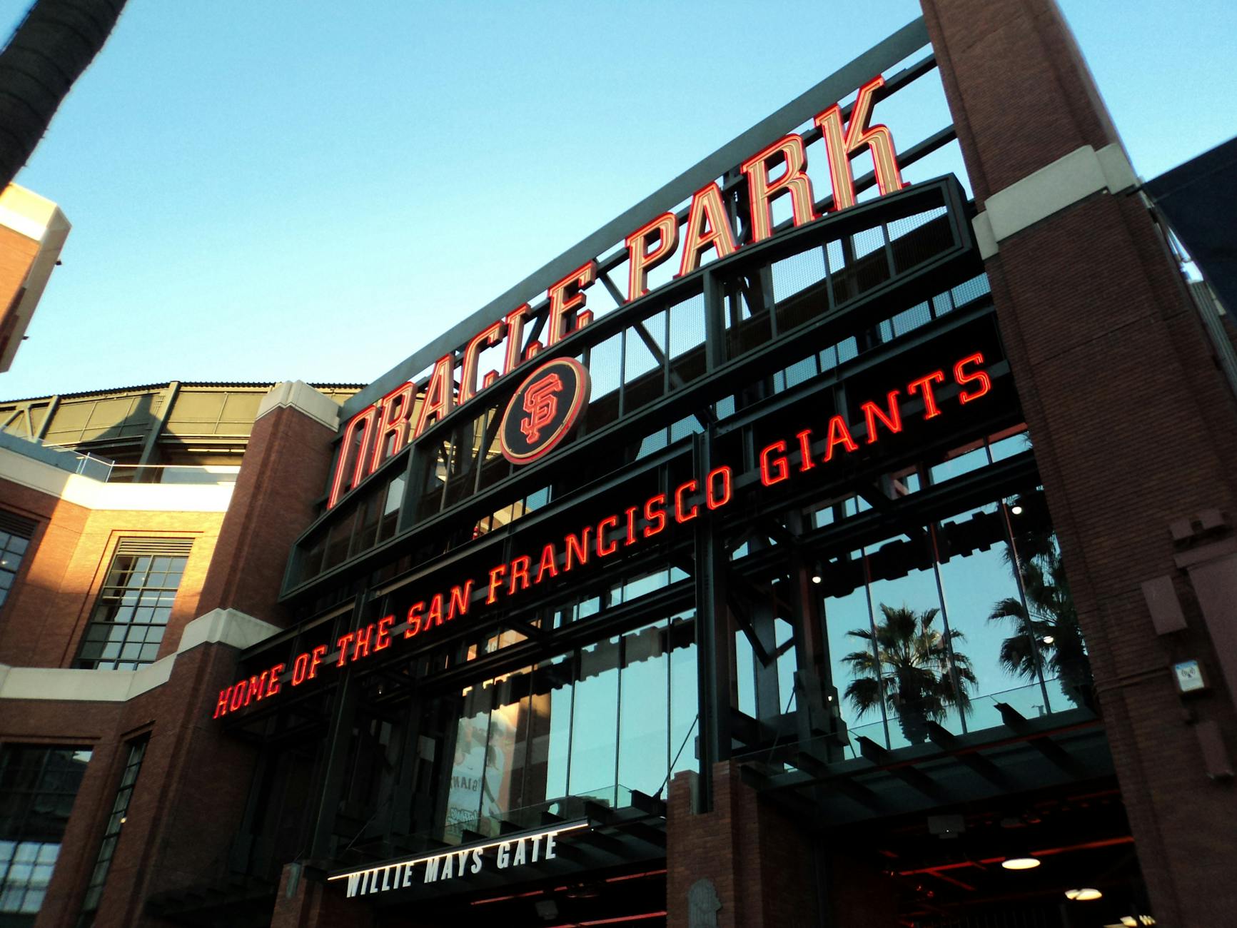 Wejście na stadion Oracle Park w San Francisco w słoneczny dzień