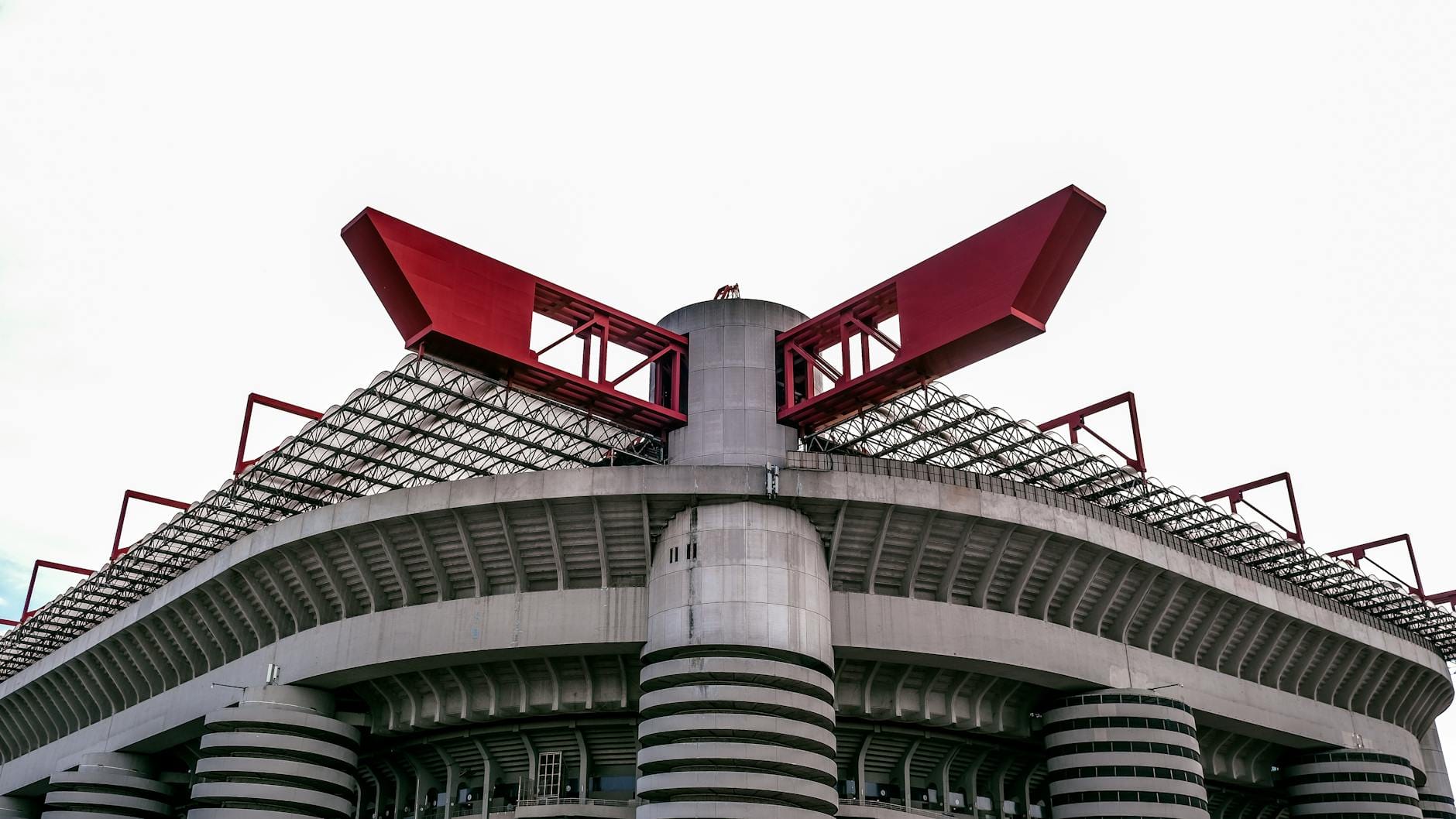 Detaliczny widok elewacji stadionu San Siro w Mediolanie