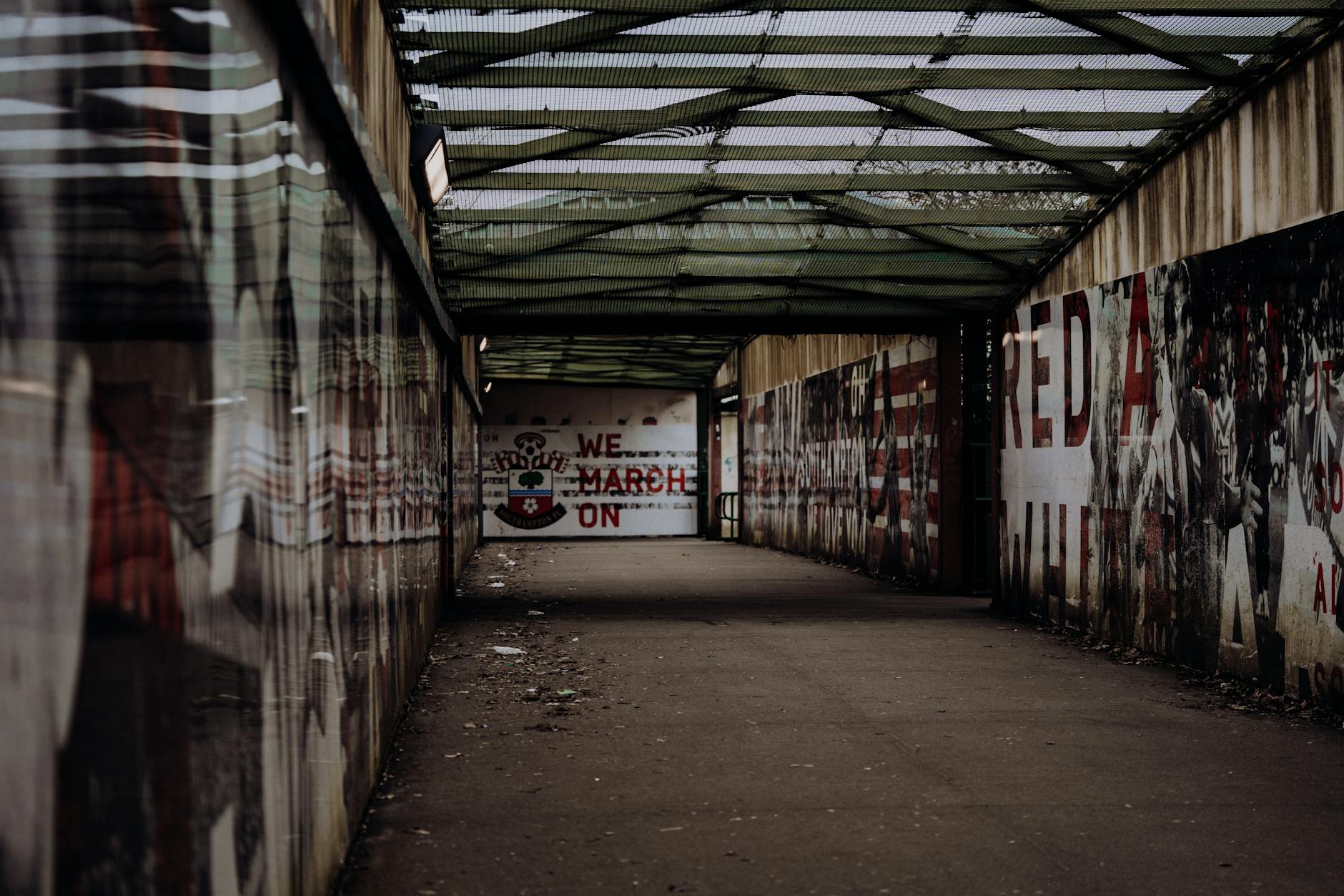 Najciekawsze murale wokół stadionów: czytelnik tropi sztukę kibicowską w mieście Graffiti piłkarskie przy chodniku obok stadionu St Mary’s w Southampton