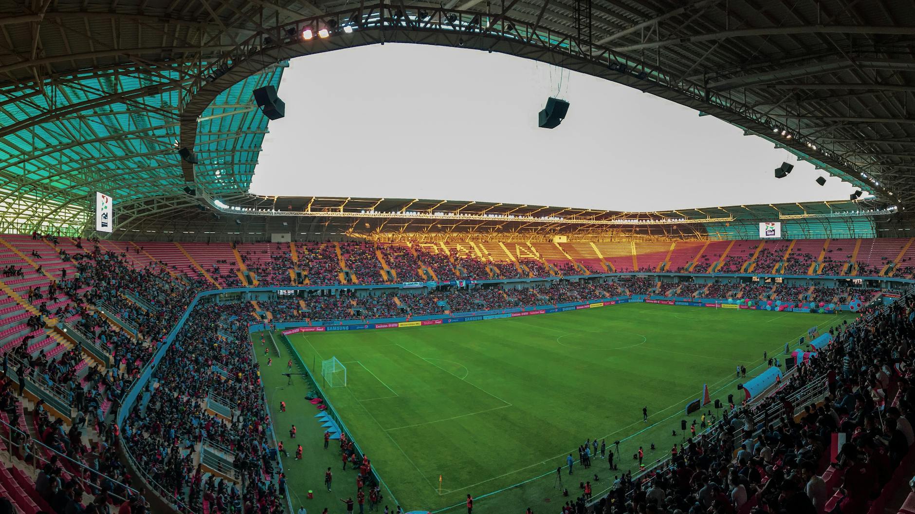 Kibice Realu Madryt na wypełnionym po modernizacji Santiago Bernabéu