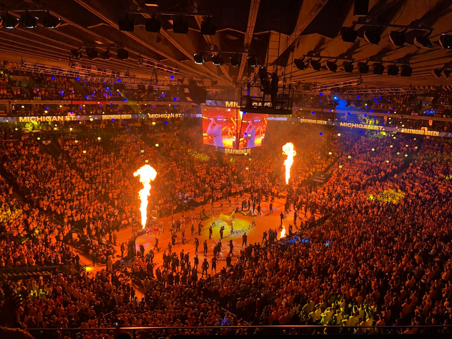 Najlepsze hale w USA: dlaczego NBA i NHL stawiają na komfort widza? Kibice z pochodniami na trybunach nowoczesnej hali sportowej
