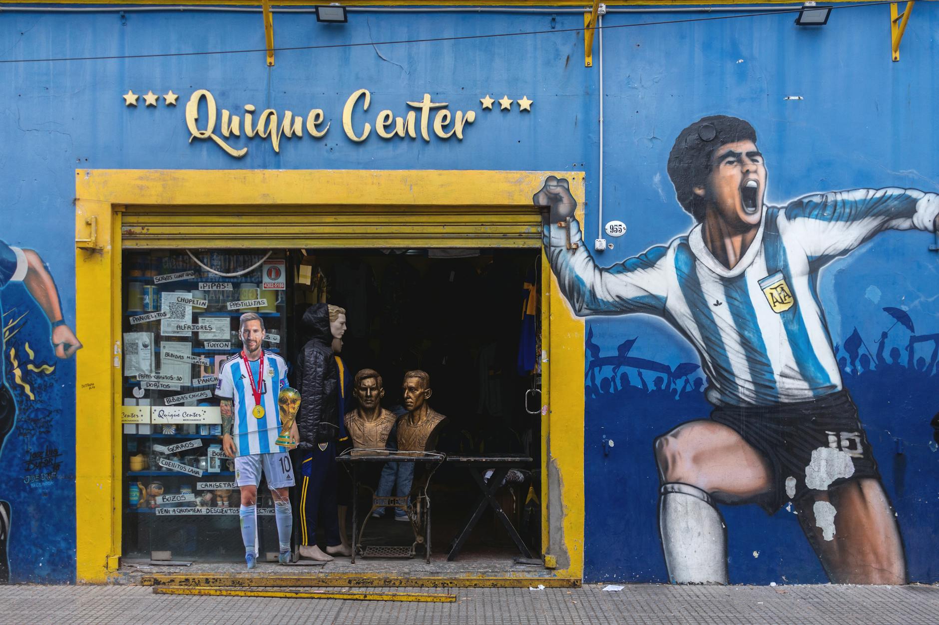 Kolorowa kamienica w La Boca z muralami Maradony i Messiego
