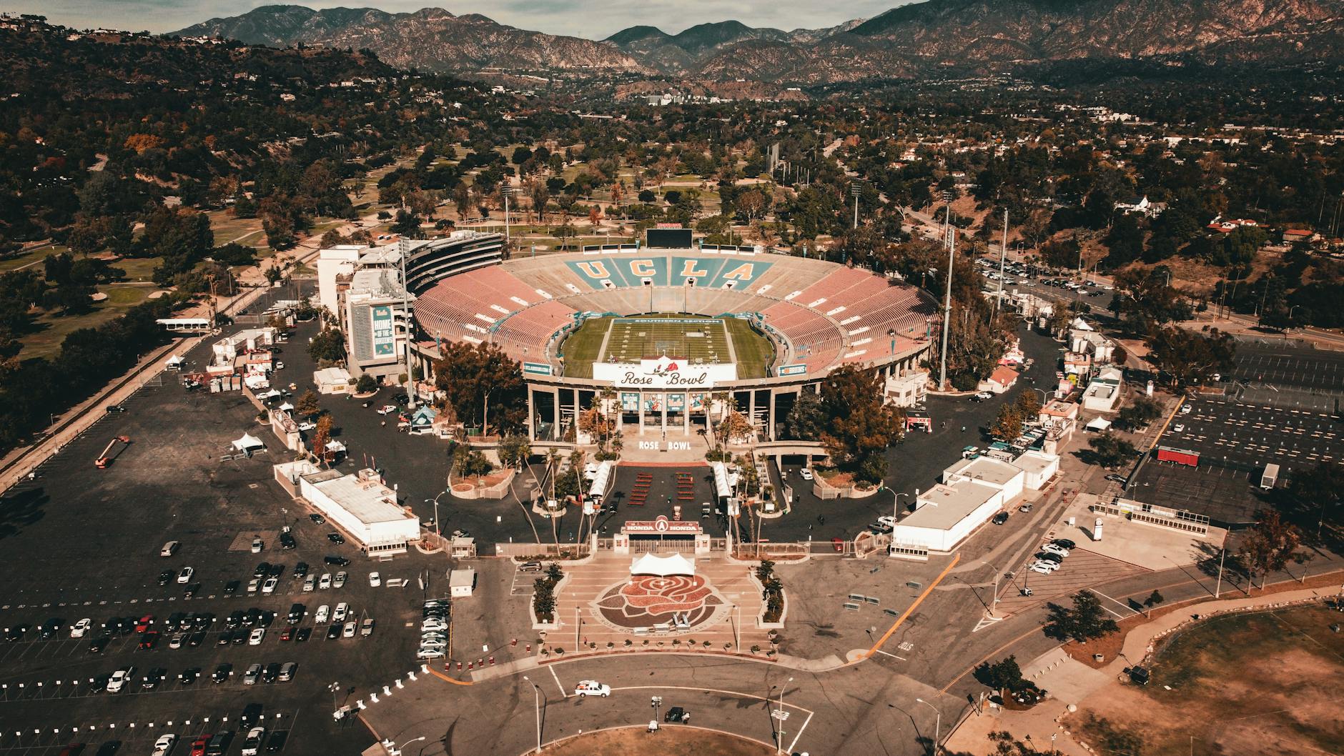 Lotnicze ujęcie historycznego stadionu Rose Bowl w Pasadenie