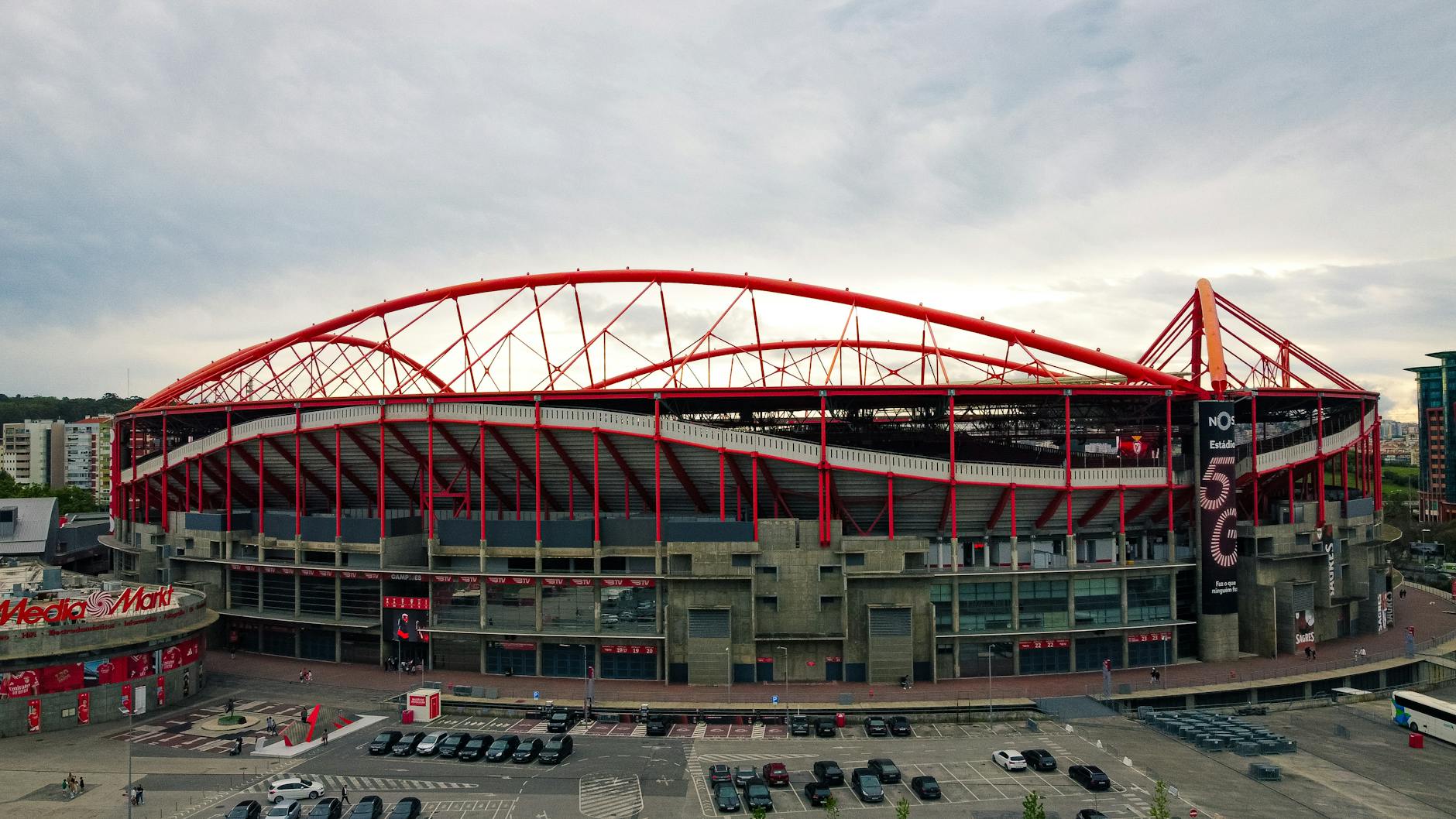 Lotnicze ujęcie stadionu Estádio da Luz z czerwonymi łukami w Lizbonie