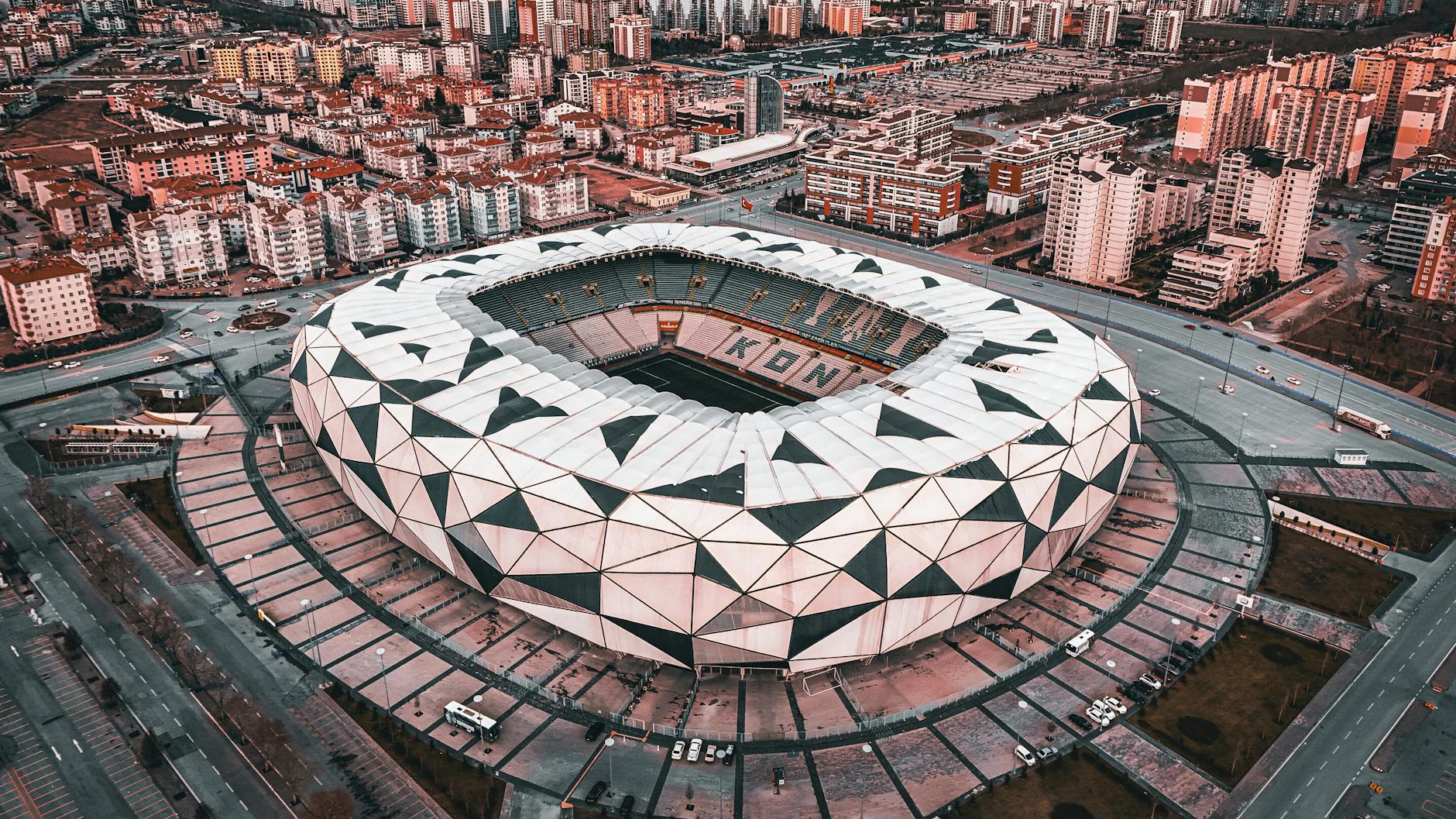 Lotniczy widok geometrycznej bryły stadionu w Konyi i otaczającej zabudowy