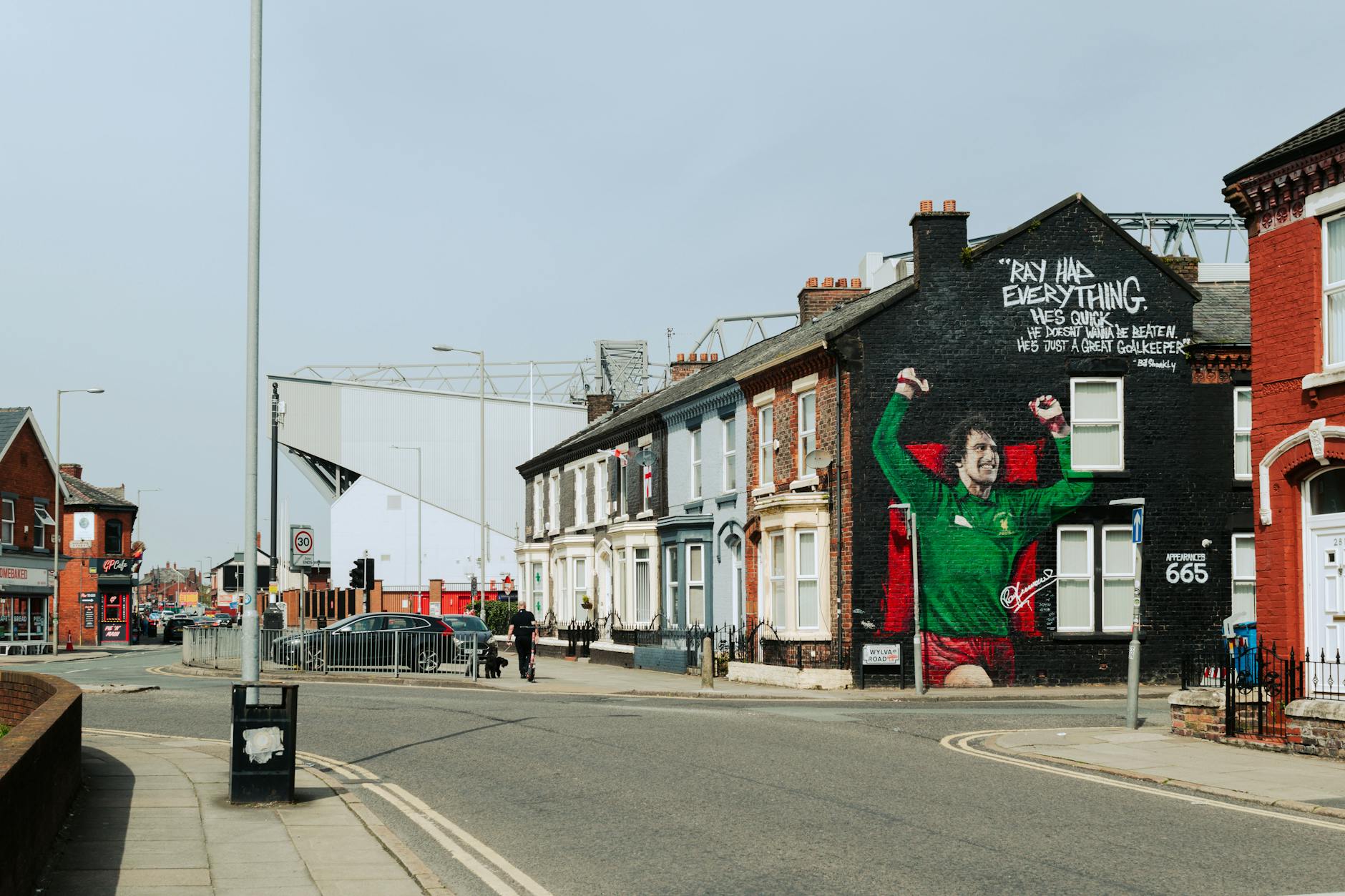 Mural piłkarski na ścianie kamienicy przy ulicy w Liverpoolu