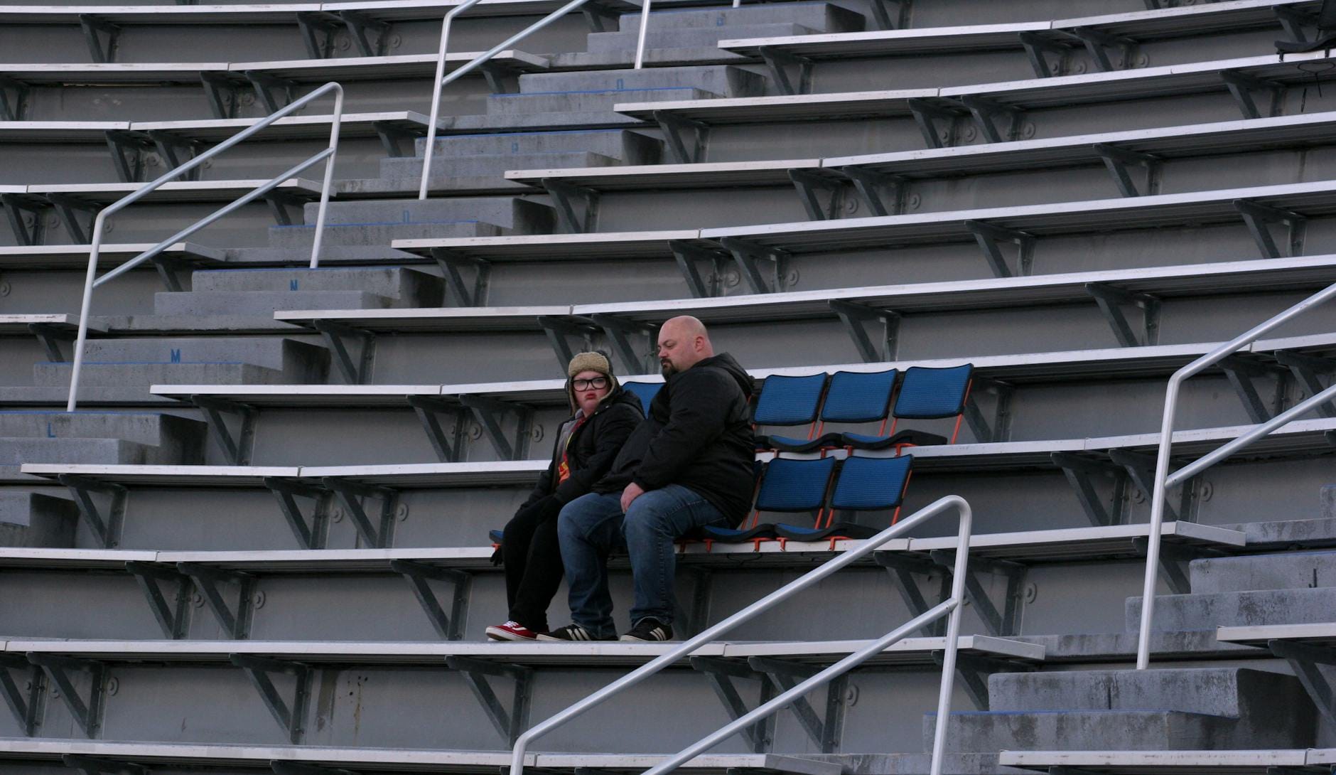 Pierwszy raz na legendarnym stadionie: moje wrażenia Ojciec z synem na pustych trybunach legendarnego stadionu piłkarskiego
