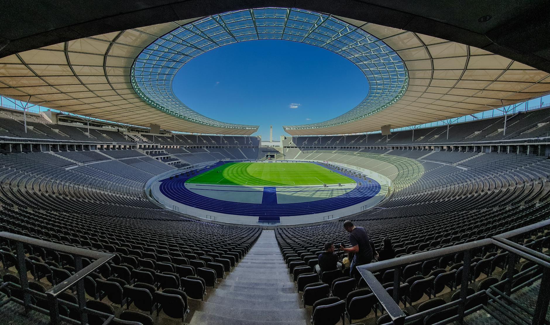 Panorama olimpijskiego stadionu w Berlinie z nowoczesną architekturą