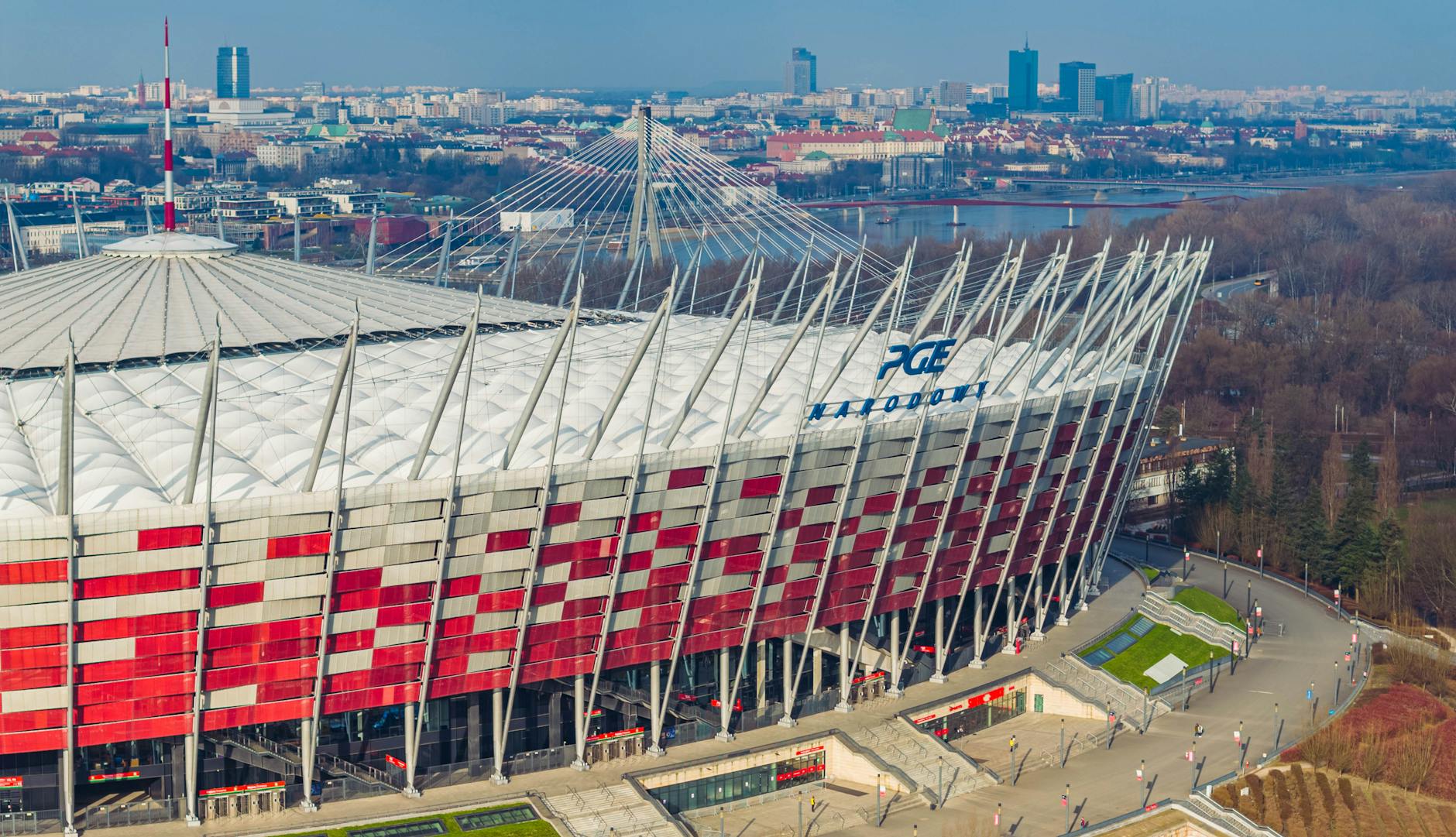 PGE Narodowy z lotu ptaka na tle panoramy Warszawy