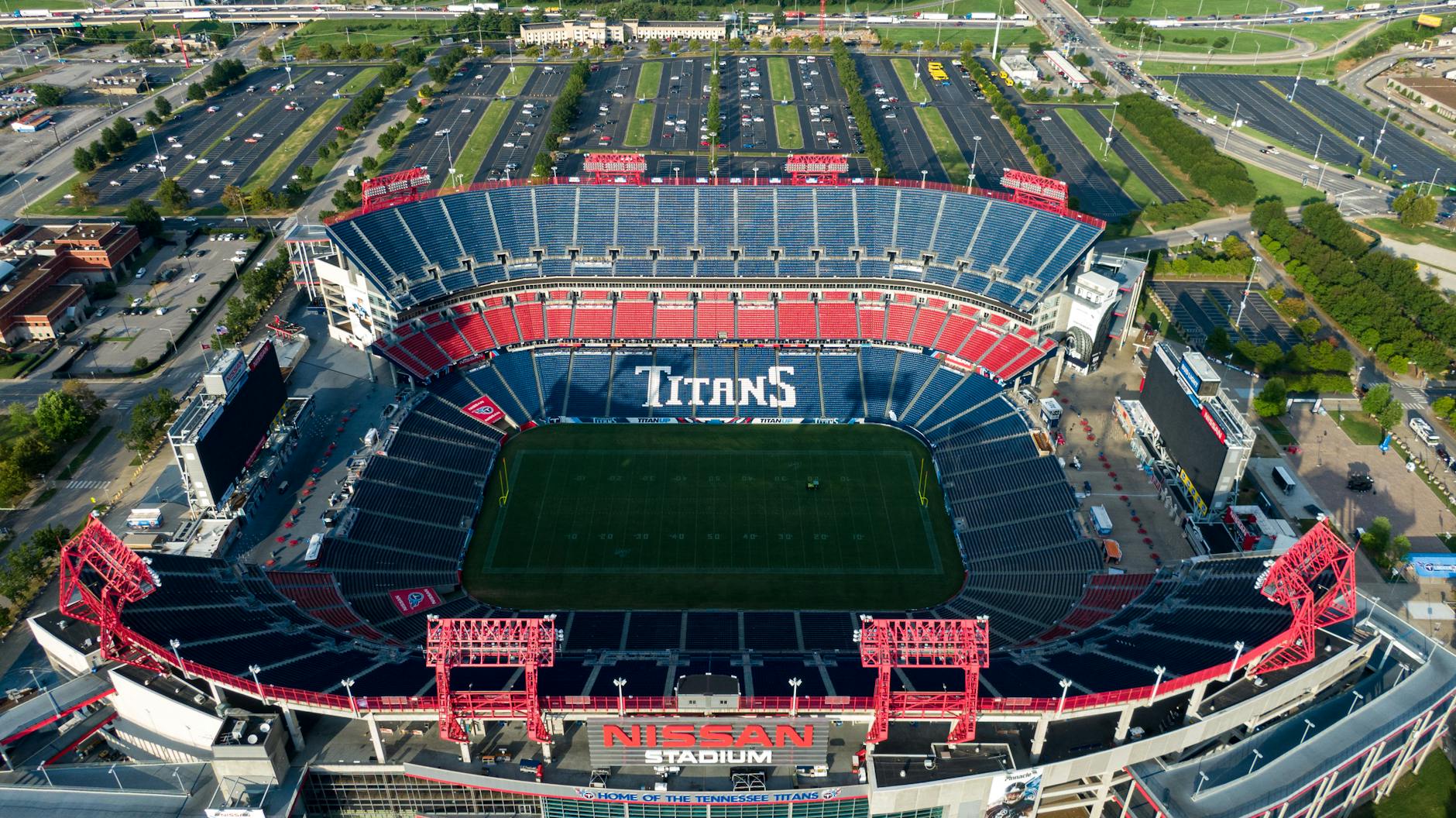 Pusty Nissan Stadium w Nashville z widocznymi parkingami z lotu ptaka