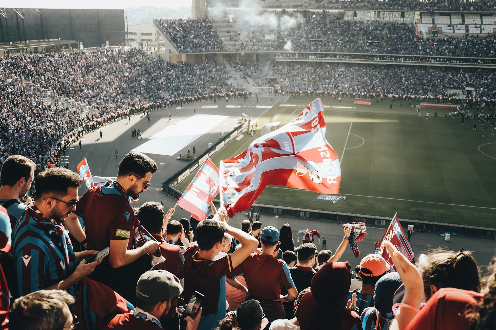 Rozemocjonowany tłum z flagami na skandynawskim stadionie piłkarskim