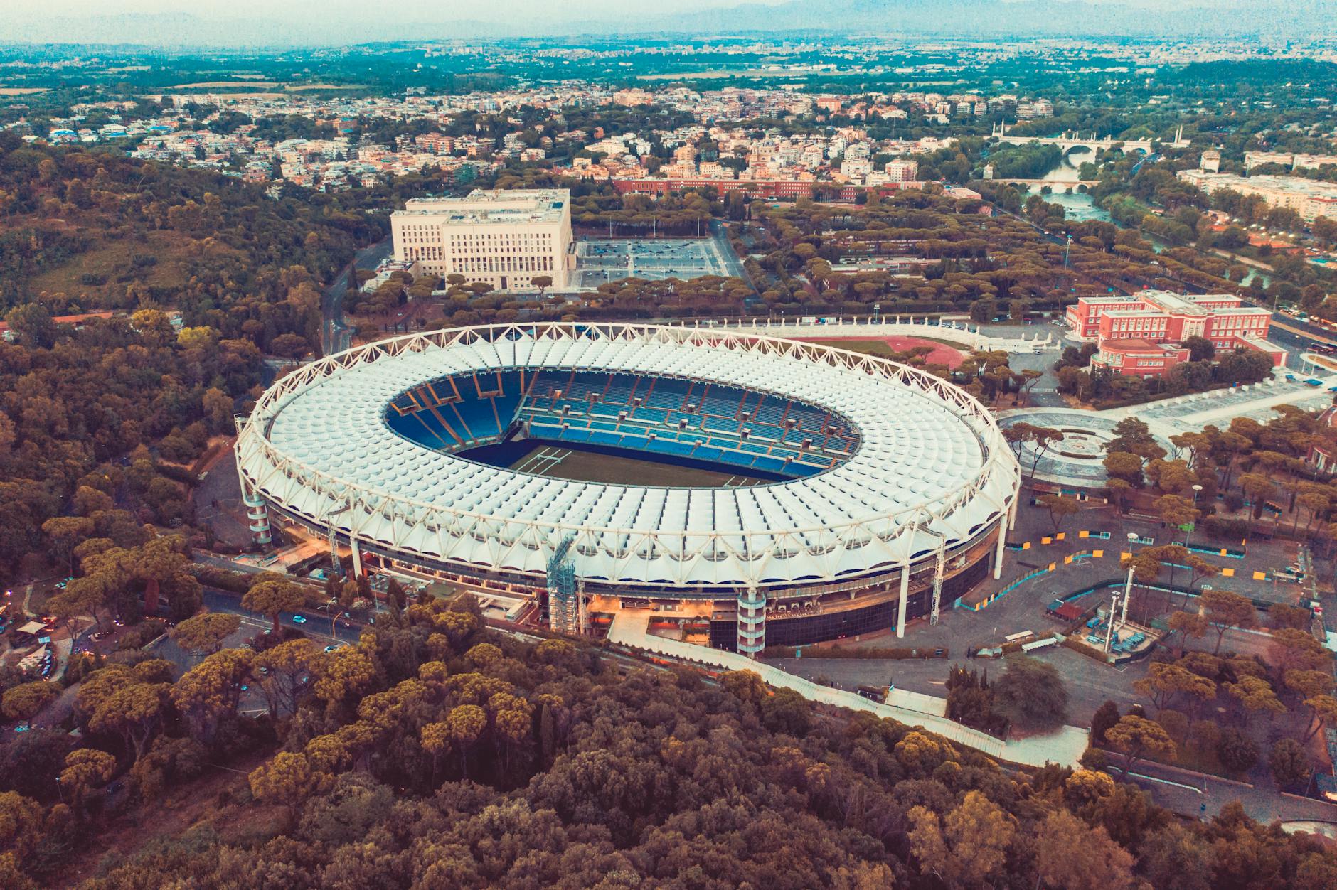 Stadio Olimpico w Rzymie z lotu ptaka, otoczony zielenią
